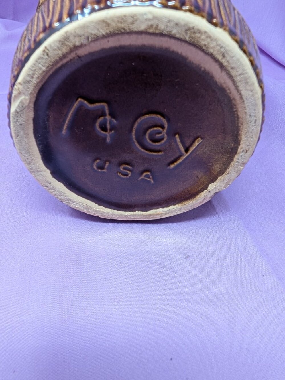 Small McCoy flower pot with attached saucer - Picture 3 of 4